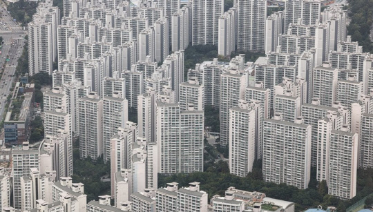 서울 송파구 잠실 롯데월드타워 '서울스카이' 전망대에서 바라본 송파와 강남 일대 아파트 단지. <연합뉴스>